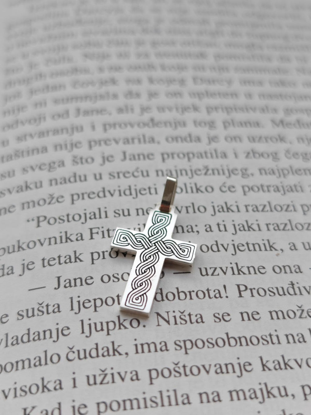 srebrni unikatni križ sa hrvatskim pleterom