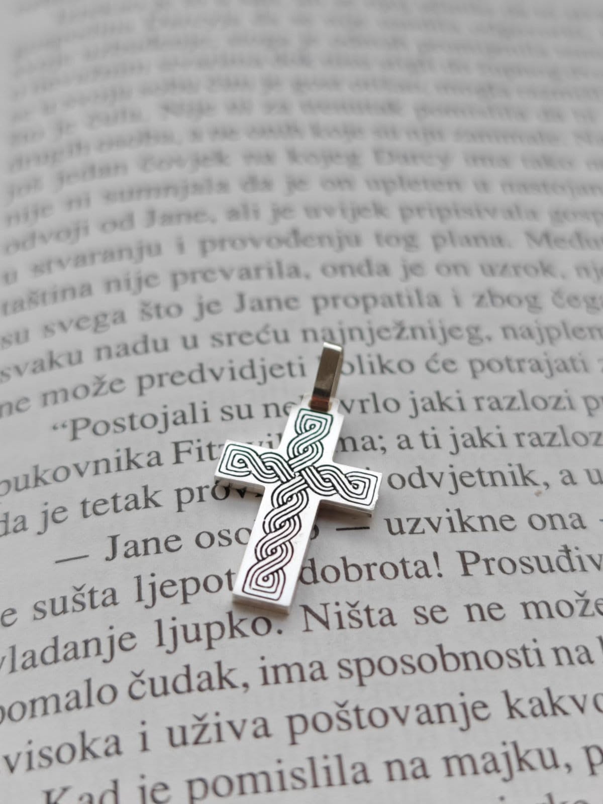 srebrni unikatni križ sa hrvatskim pleterom